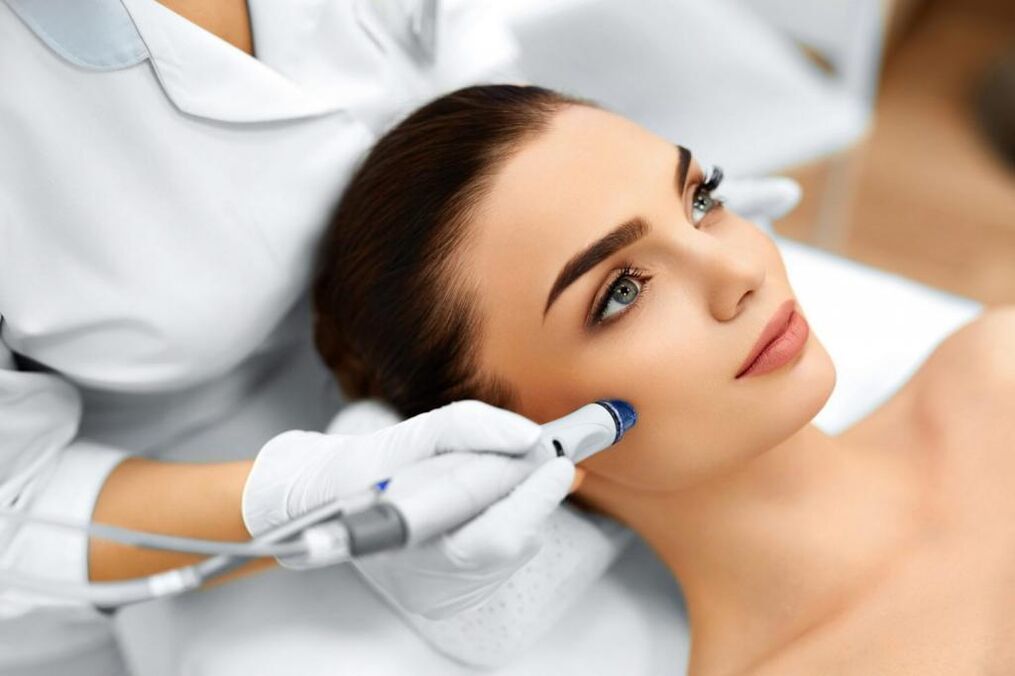 Eseguire la procedura di ringiovanimento da parte del cosmetologo